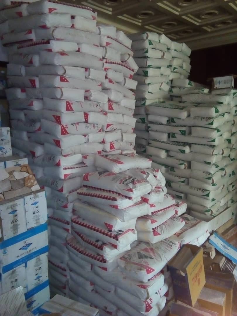 Le stock de ciment du magasin de Toumodi, empilé sur plusieurs rangées