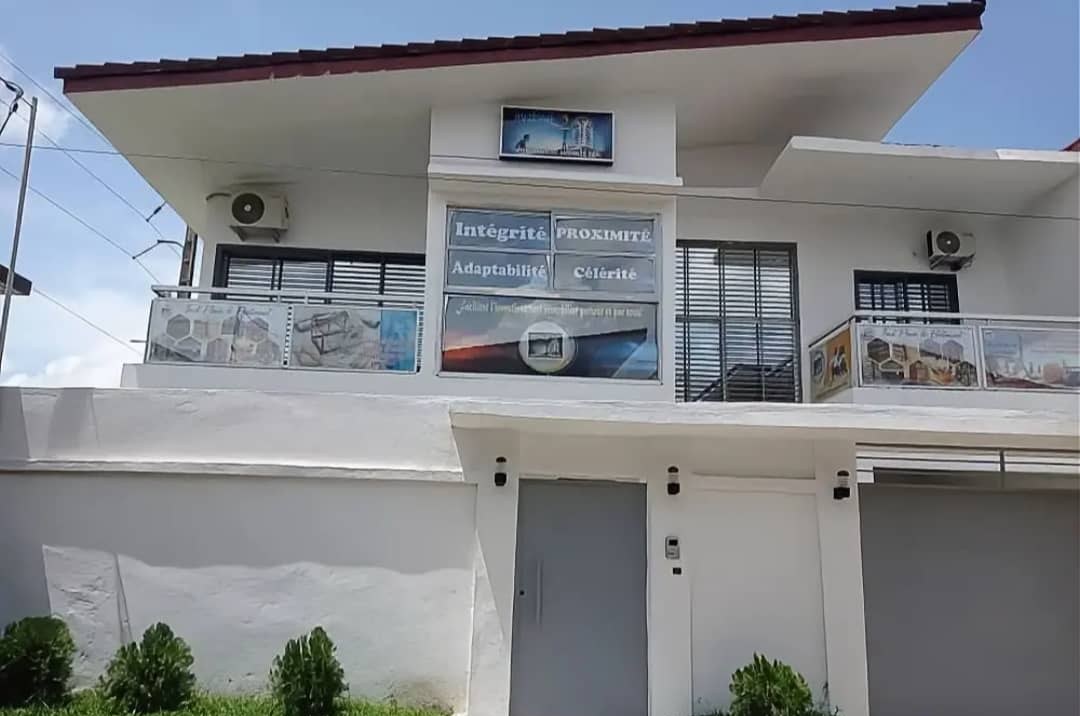 La façade de MIENYAKWAISO ANWANZE à Toumodi, avec les quatre valeurs de la société inscrites sur la vitre
