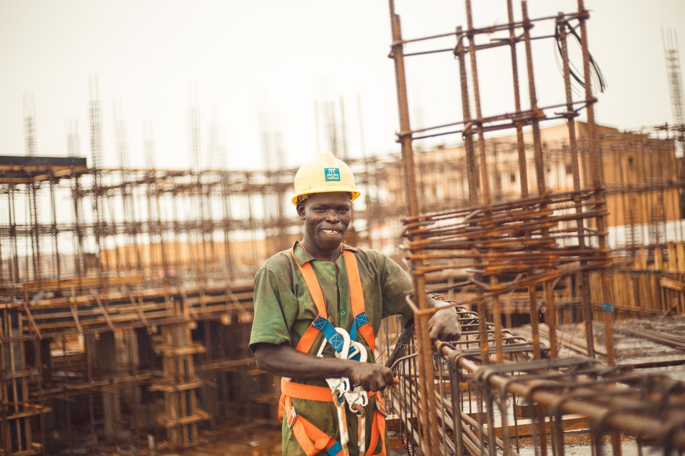 Ouvrier en casque de sécurité sur un chantier de construction