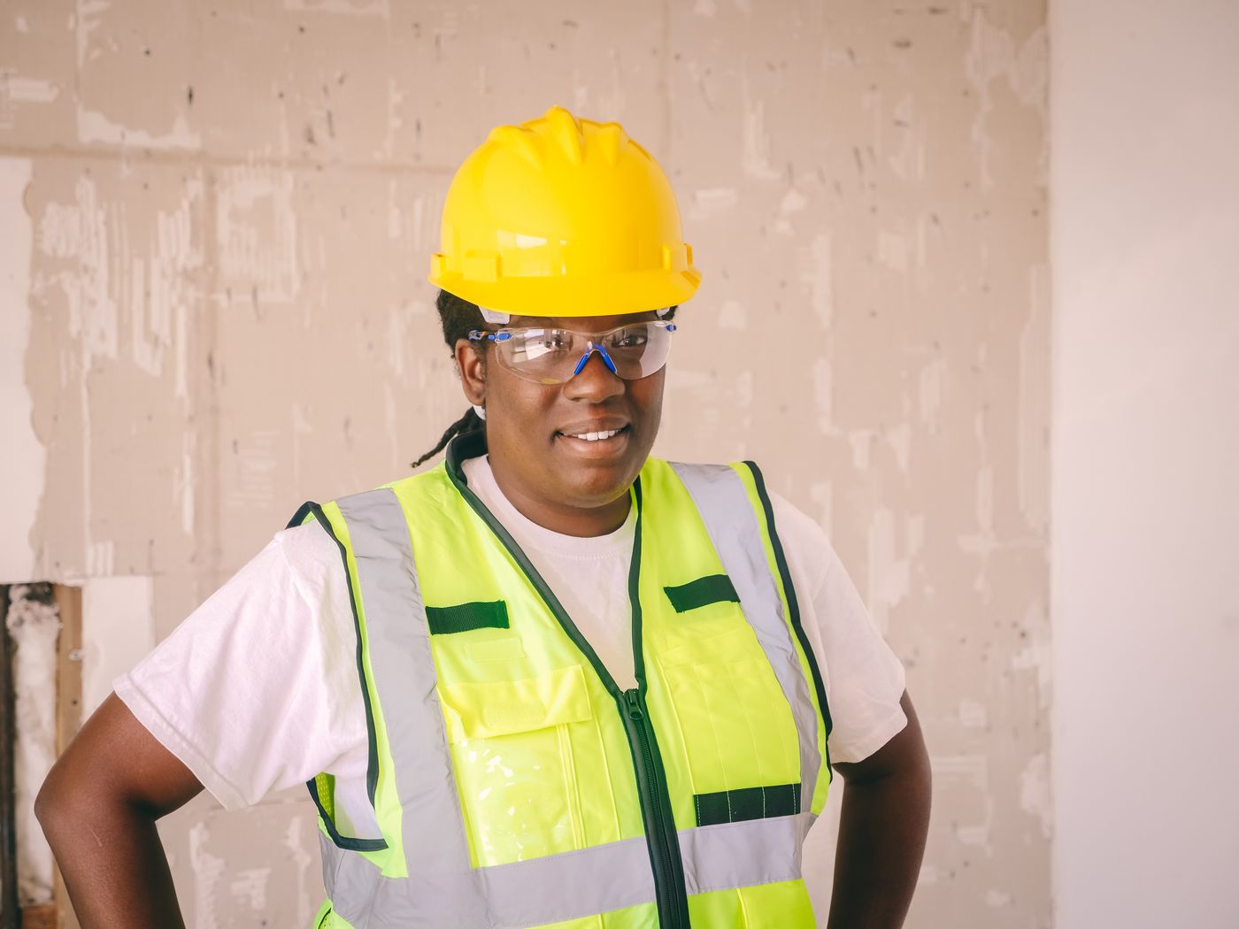Ingénieure en casque de chantier tenant un rouleau de plans