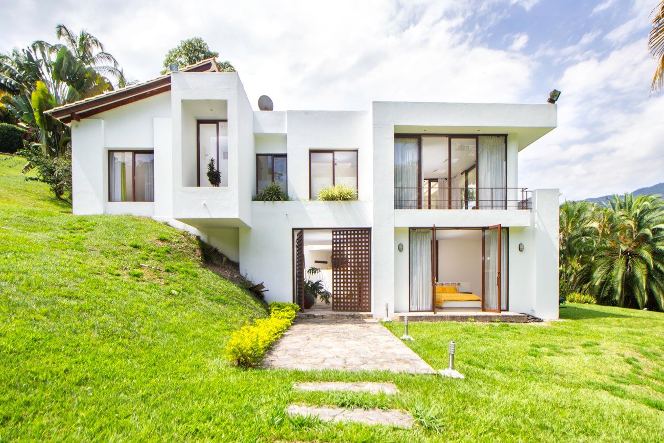 Maison a etage a facade claire, sur jardin