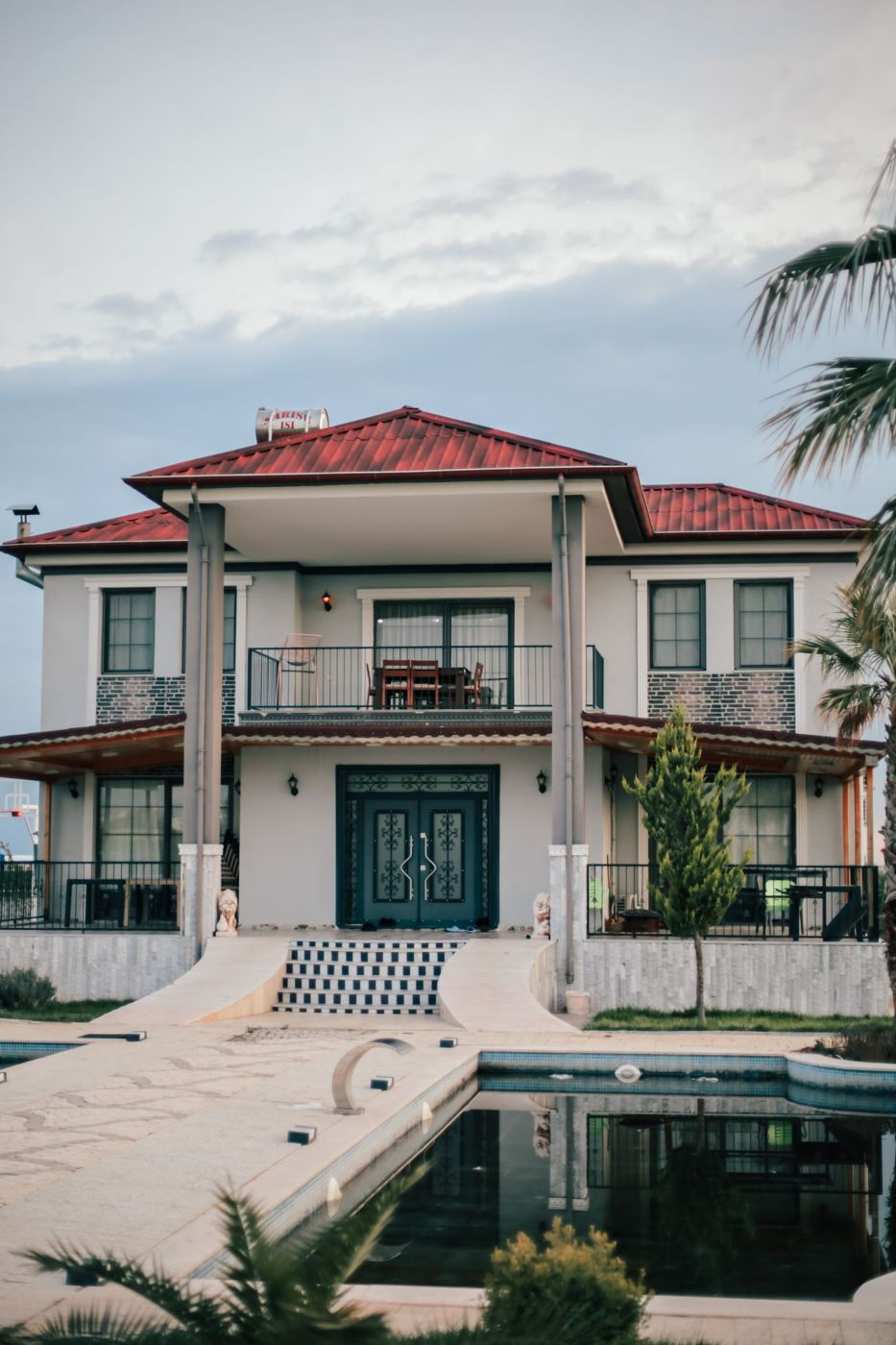 Villa de standing a etage, avec galerie et toiture debordante