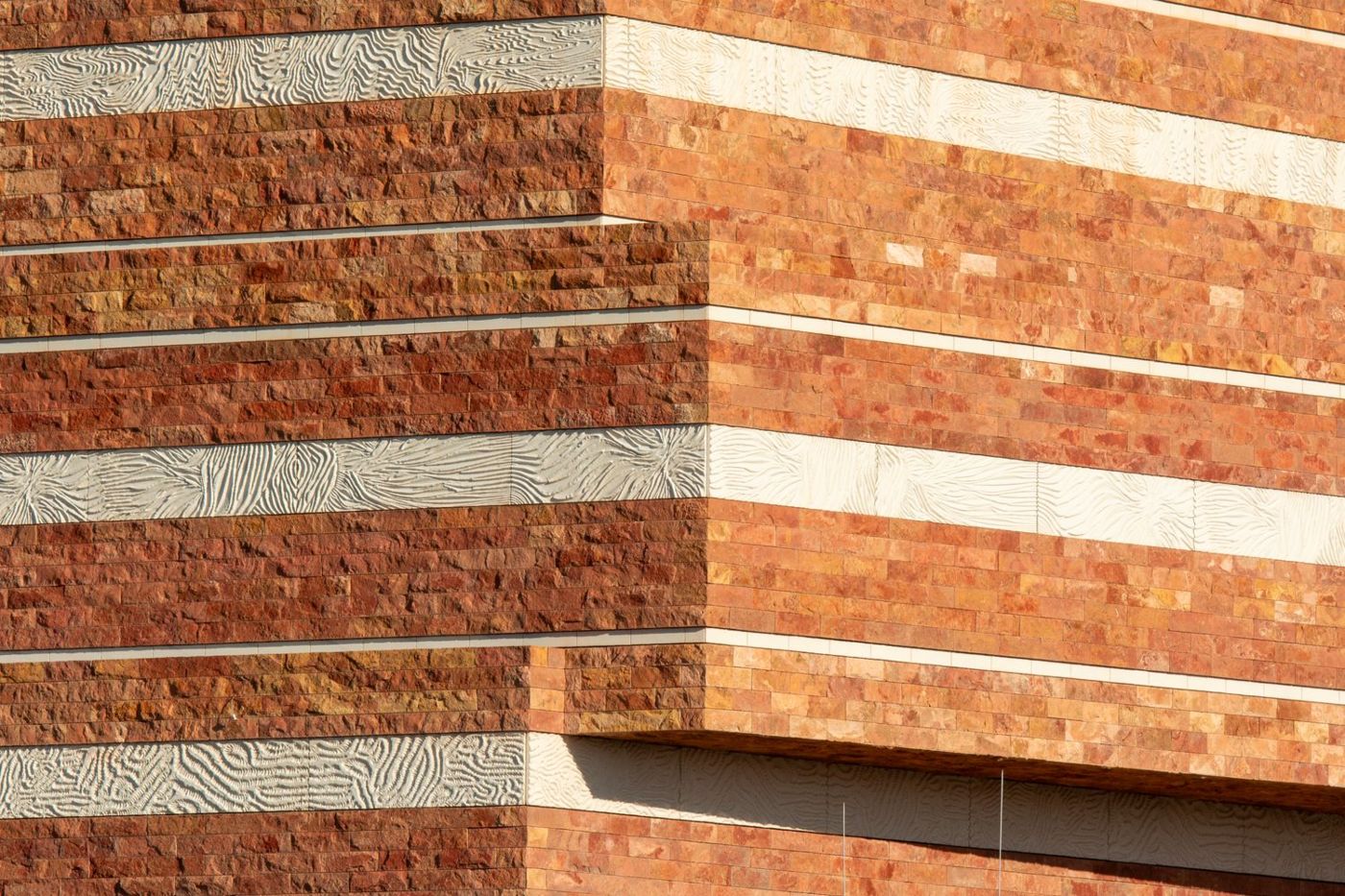 Mur en briques de parement de terre cuite, appareillage soigné au soleil